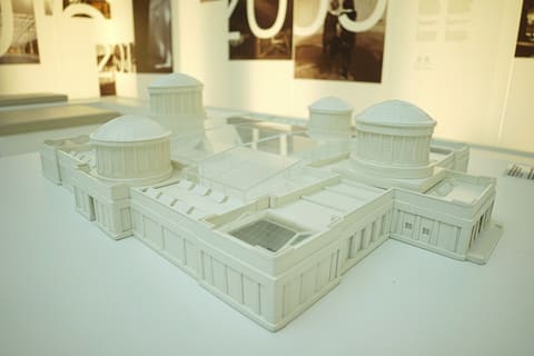 Ein weißes Modell des Pavillons: niedrige Flügel um einen offenen Innenhof, über denen sich ein Tambour mit Kuppel erhebt.