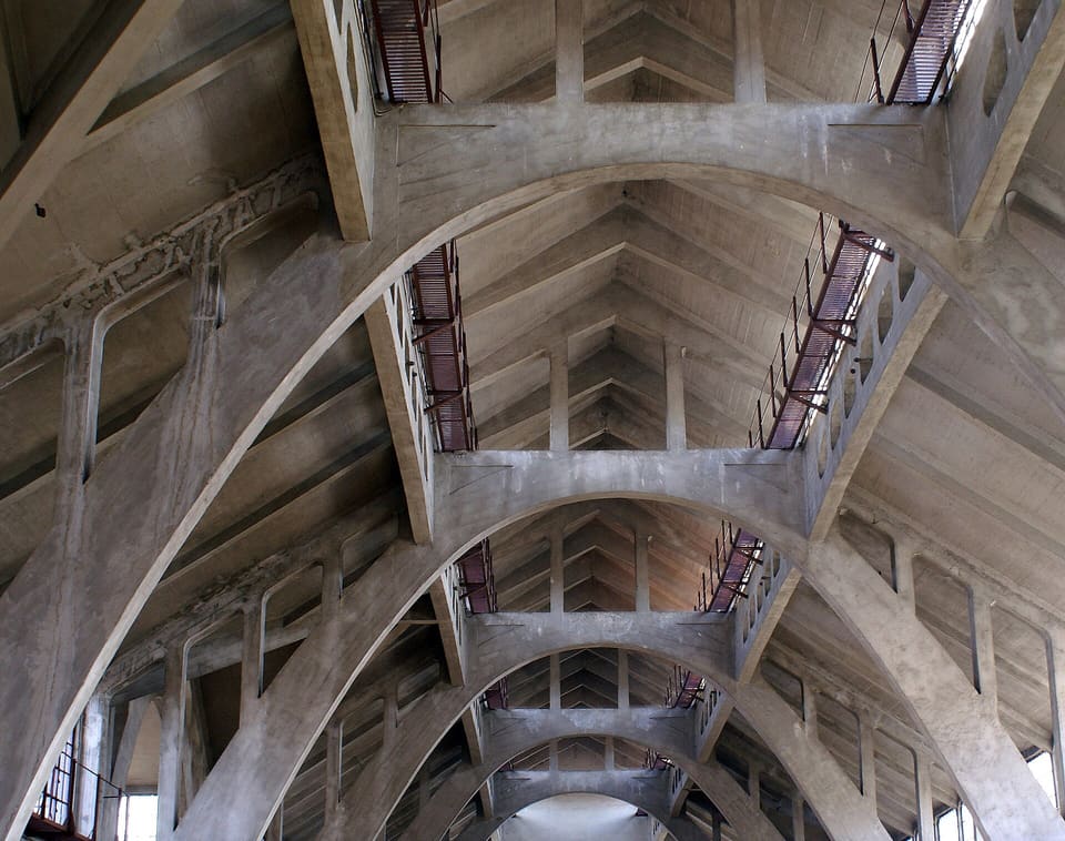 Looking up at the parabolic reinforced-concrete arches that carry the market hall's roof over the main nave.