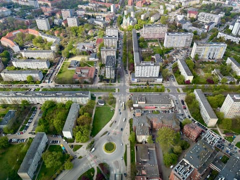 Blick vom Sky Tower senkrecht hinunter auf einen Kreisverkehr und die Straßen ringsum, mit Wohnblocks und Grünflächen dazwischen.